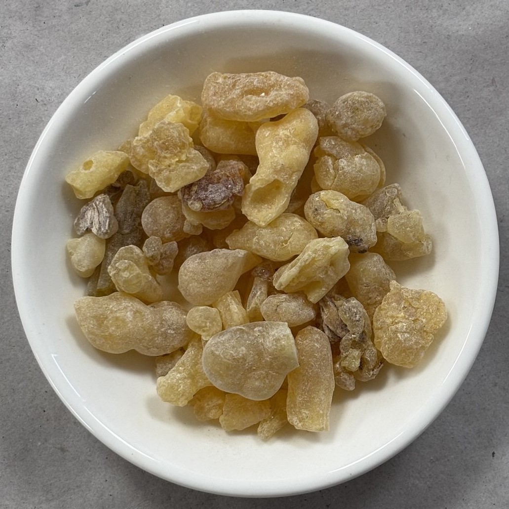 Prémium minőségű, 100% természetes tömjén gyanta különlegesség intenzív citrusos-mentás-kámforos illattal.